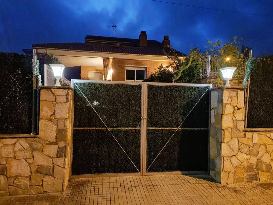 Casa Con Jardin Y Piscina Privada. Villa Santa Eulalia de Ronsaná Eksteriør billede
